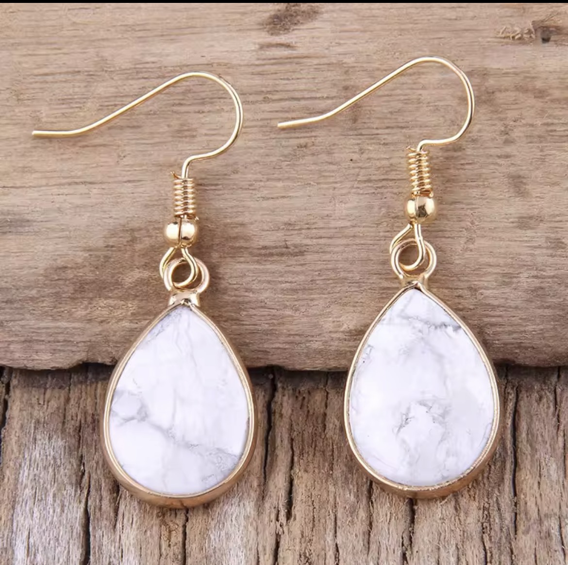 Teardrop-Shaped Earrings in Natural Stone White Howlite